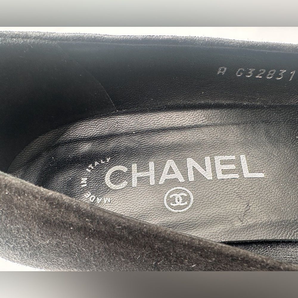 CHANEL CC Logo Quilted Cap Toe Suede Black Pumps Pearl Heels EU 41 C US 10-10.5 - Picture 4 of 15